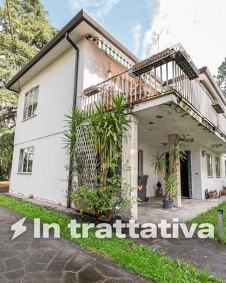 Villa di 313 m² con più di 5 locali e box auto a P