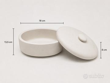 Scatola ovale in ceramica bianca con coperchio