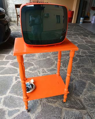 Televisore vintage Indesit con mobiletto.