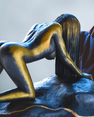 Riflessi dorati su  Venere  ( donna su scoglio )