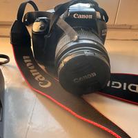 Reflex Canon EOS 1100D con custodia