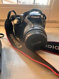 Reflex Canon EOS 1100D con custodia