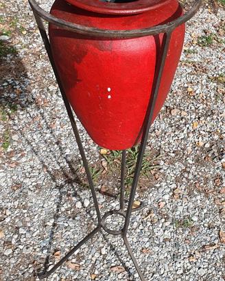 Vaso di arredamento con supporto in ferro
