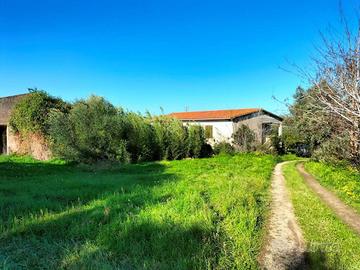 Sorso, terreno con casa colonica e vista mare.