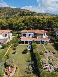 Villa bifamiliare con giardino e accesso al mare