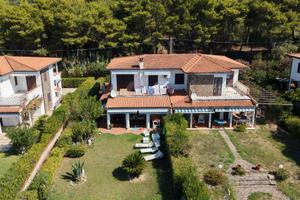 Villa bifamiliare con giardino e accesso al mare