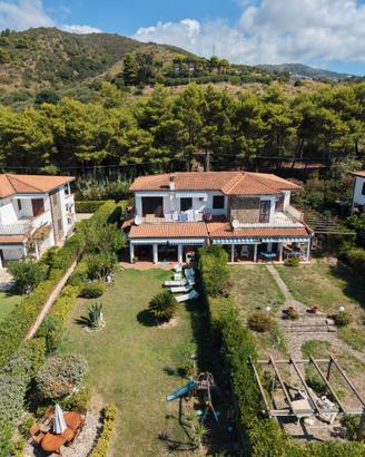 Villa bifamiliare con giardino e accesso al mare