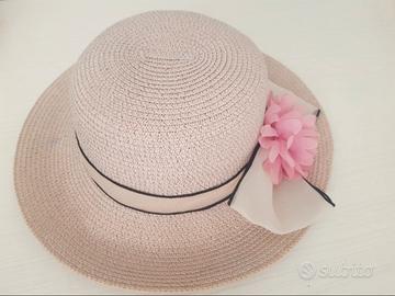 Cappello di paglia con fiore