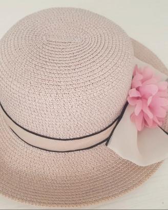 Cappello di paglia con fiore