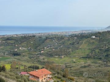Camp. di Roccella, struttura con giardino e vista
