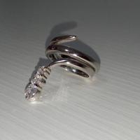 Anello a fasce con tre brillantini, diametro 1,6cm