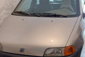 Auto Fiat Punto benzina marzo 1996