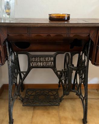 Tavolo vintage industriale con base in ghisa “Orig