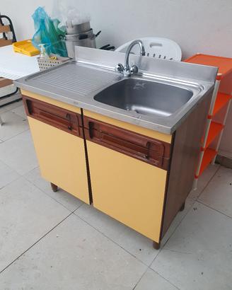 Lavello acciaio inox e pensili a corredo