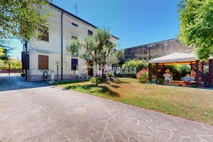 Villa bifamigliare ristrutturata