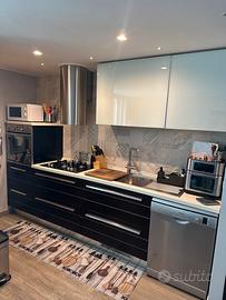 Cucina ompleta con elettrodomestici