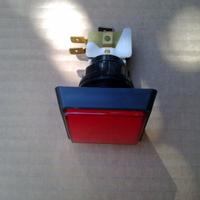 Pulsante quadrato rosso luminoso con lampadina