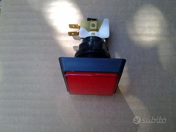 Pulsante quadrato rosso luminoso con lampadina