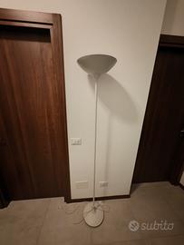 Due lampade bianche moderne da terra