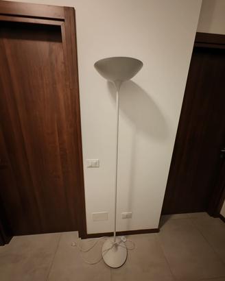 Due lampade bianche moderne da terra