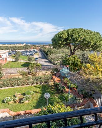 Panoramica villa con spazi esterni