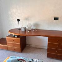 Scrivania grande in legno con doppia cassettiera.