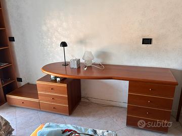 Scrivania grande in legno con doppia cassettiera.