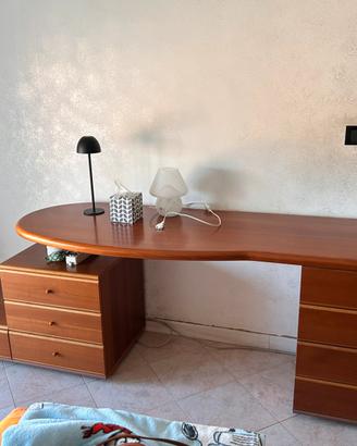 Scrivania grande in legno con doppia cassettiera.
