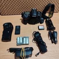 fotocamera nikon d700 con obiettivi e flash