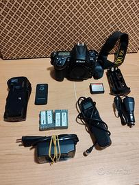 fotocamera nikon d700 con obiettivi e flash