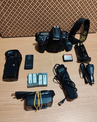 fotocamera nikon d700 con obiettivi accessori