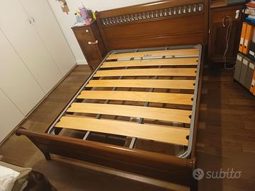 Letto matrimoniale di legno