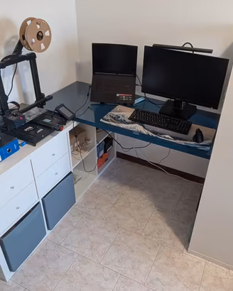 Scrivania con scaffali IKEA bianco/blu