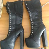 Stivali misura 37 con tacco e plateau molto alti