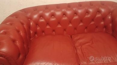 Divano rosso in pelle modello Chesterfield 2 posti