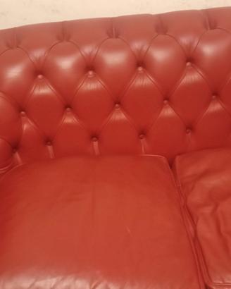 Divano rosso in pelle modello Chesterfield 2 posti