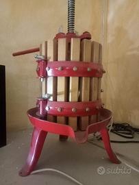 Torchio manuale in minuatura in legno
