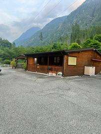 Casetta in legno con roulotte campeggio