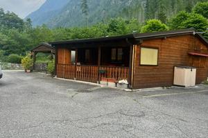 Casetta in legno con roulotte campeggio