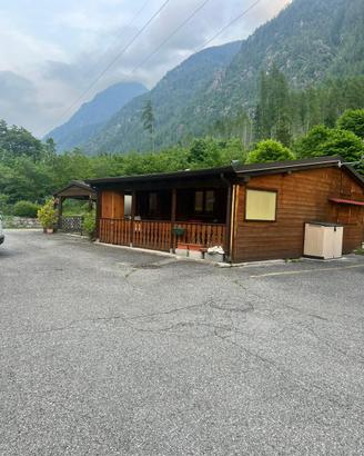 Casetta in legno con roulotte campeggio