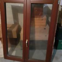 Finestra in legno vetrocamera doppia guarnizione.