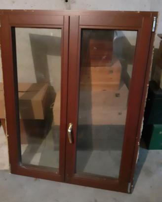 Finestra in legno vetrocamera doppia guarnizione.