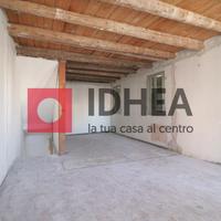 PORZIONE DA RISTRUTTURARE SU TRE LIVELLI NEL CENTR