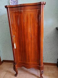 Antico mobiletto in legno