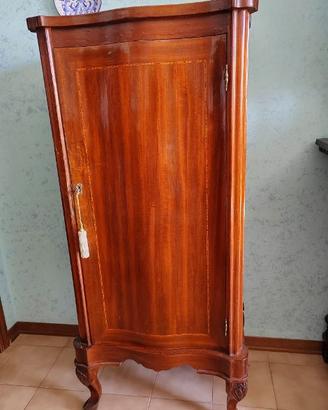 Antico mobiletto in legno