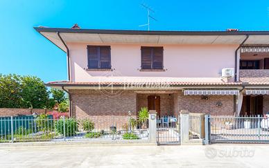 Villa a schiera di ampie metrature su tre livelli