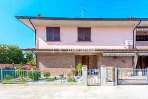 Villa a schiera di ampie metrature su tre livelli