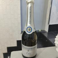 bottiglia spumante fontana fredda Asti