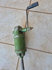 pompa manuale vintage per travaso
