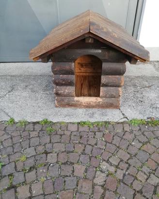 Cuccia per cani in legno